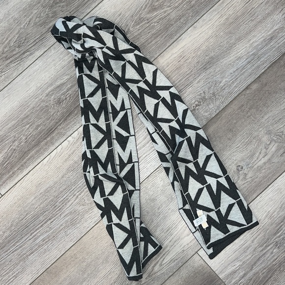 MICHAEL KORS Logo Scarf - Picture 6 of 6